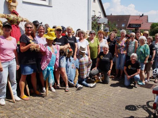 GOLDGELB 2024 – Strohpuppen wurden festivaltauglich gemacht