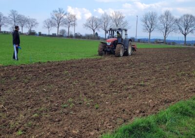 GOLDGELB 2026: Das Gelände wird abgesteckt und gefräst