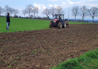 GOLDGELB 2026: Das Gelände wird abgesteckt und gefräst