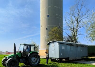 Bauwagen und Arbeitscontainer wird aufgestellt