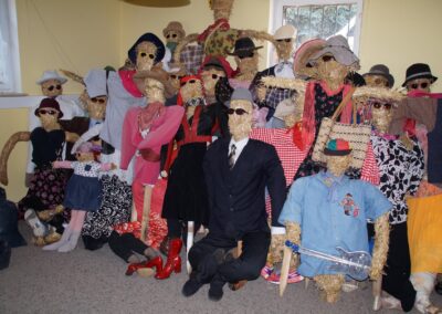 Die Strohpuppen erwachen aus dem Dornröschenschlaf